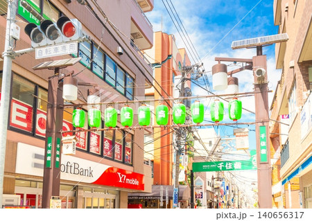 東京・北千住駅前 宿場町商店街 140656317
