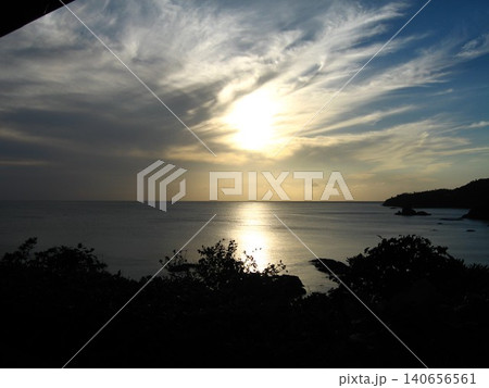 海に沈む夕日 140656561