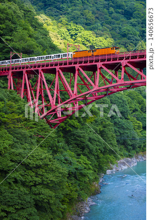 黒部峡谷鉄道の赤い橋(富山・夏) 黒部峡谷鉄道の赤い橋(富山・夏) 140656673