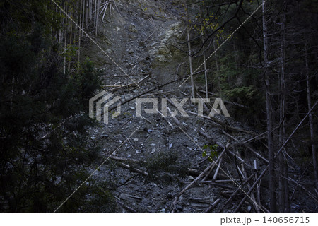 自然災害により山腹崩壊した山 自然災害により山腹崩壊した山 140656715