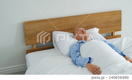 ベッドでぐっすり眠るシニア男性 ベッドでぐっすり眠るシニア男性 140656990