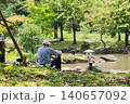池のほとりで静かに過ごす高齢の日本人男性 140657092