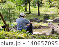池のほとりで静かに過ごす高齢の日本人男性 140657095