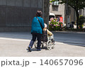 車椅子での散歩する高齢者とヘルパー 140657096