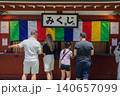 おみくじをひく外国人旅行客 140657099