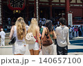 日本を観光する外国人旅行客 140657100