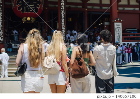 日本を観光する外国人旅行客 140657100