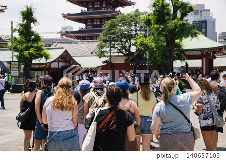 日本を観光する外国人旅行客 140657103