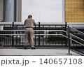 川辺の街並みを眺める日本人高齢男性 140657108