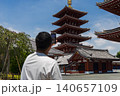 五重塔をスマートフォンで写真を撮る男性 140657109