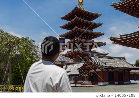 五重塔をスマートフォンで写真を撮る男性 五重塔をスマートフォンで写真を撮る男性 140657109