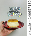 推しの誕生祝いのミニケーキ　片手持ち 140657130