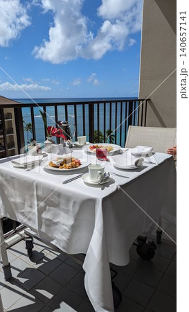 海を望むバルコニーでの朝食風景 海を望むバルコニーでの朝食風景 140657141