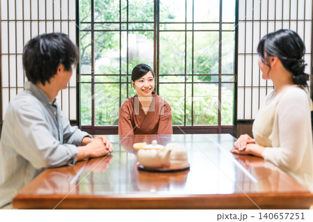 旅館の客室で挨拶する旅館スタッフの女性・仲居・女将 旅館の客室で挨拶する旅館スタッフの女性・仲居・女将 140657251