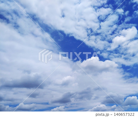 広がる青空と重なり合う夏の白い雲。清々しくダイナミックな夏の空模様 広がる青空と重なり合う夏の白い雲。清々しくダイナミックな夏の空模様 140657322