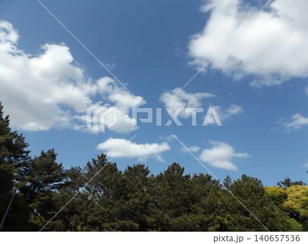 稲毛海岸での青空と白い雲 140657536