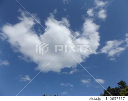 稲毛海岸での青空と白い雲 稲毛海岸での青空と白い雲 140657537