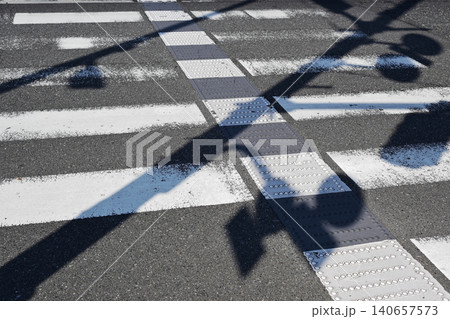 横断歩道 影のかかった横断歩道 横断歩道 影のかかった横断歩道 140657573