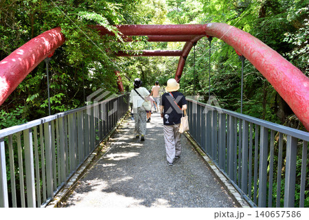 湯河原万葉公園の紅い欄干の橋 湯河原万葉公園の紅い欄干の橋 140657586