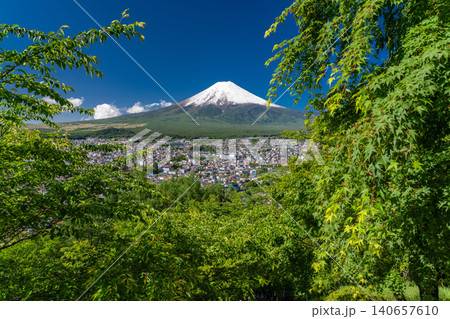 富士山と新緑が美しい新倉浅間公園の眺望 富士山と新緑が美しい新倉浅間公園の眺望 140657610