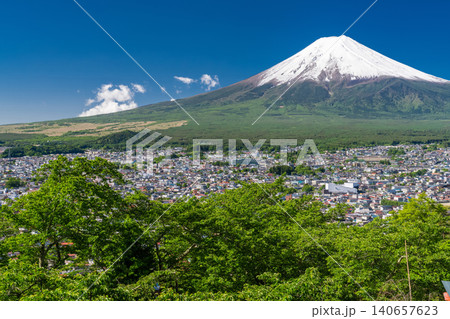富士山と新緑が美しい新倉浅間公園の眺望 140657623