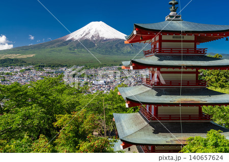 富士山と新緑が美しい新倉浅間公園の眺望 140657624