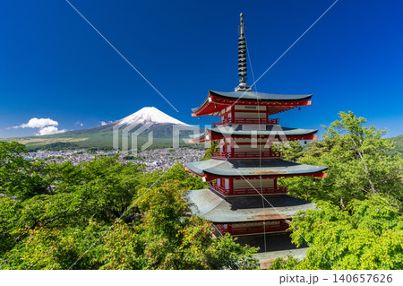 富士山と新緑が美しい新倉浅間公園の眺望 富士山と新緑が美しい新倉浅間公園の眺望 140657626