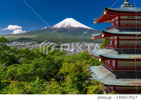 富士山と新緑が美しい新倉浅間公園の眺望 富士山と新緑が美しい新倉浅間公園の眺望 140657627