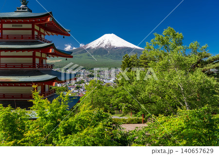 富士山と新緑が美しい新倉浅間公園の眺望 富士山と新緑が美しい新倉浅間公園の眺望 140657629