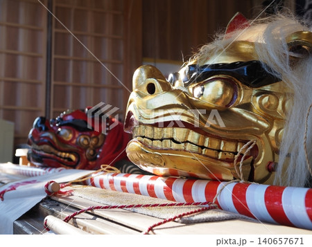 登渡神社の能楽舞台にて、獅子舞の頭 登渡神社の能楽舞台にて、獅子舞の頭 140657671