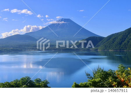 本栖湖・富士山・本栖湖展望公園から(山梨県・富士河口湖町) 本栖湖・富士山・本栖湖展望公園から(山梨県・富士河口湖町) 140657911