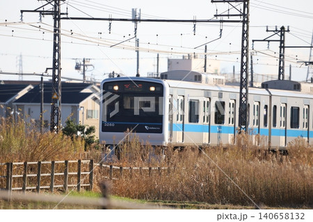 小田急線と枯れたセイタカアワダチソウの線路 小田急線と枯れたセイタカアワダチソウの線路 140658132