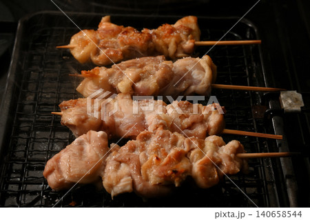焼き鳥を自宅て焼いているシーン 焼き鳥を自宅て焼いているシーン 140658544