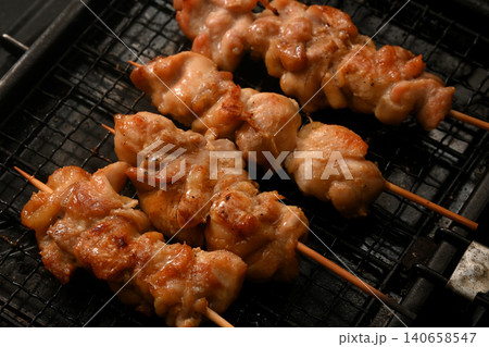 焼き鳥を自宅て焼いているシーン 焼き鳥を自宅て焼いているシーン 140658547