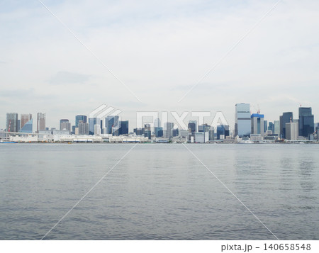 海辺から見る東京の高層ビル群 海辺から見る東京の高層ビル群 140658548