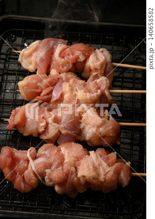 焼き鳥を自宅て焼いているシーン 焼き鳥を自宅て焼いているシーン 140658582