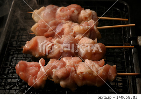 焼き鳥を自宅て焼いているシーン 焼き鳥を自宅て焼いているシーン 140658583
