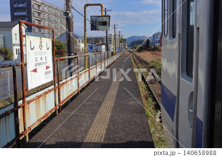 日南線 志布志駅に停車中のキハ40と駅名標(鹿児島県志布志市) 日南線 志布志駅に停車中のキハ40と駅名標(鹿児島県志布志市) 140658988