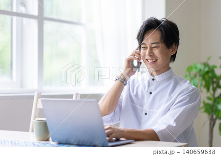 電話をする男性 電話をする男性 140659638