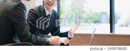 広いオフィスで打ち合わせをする若い営業と社長　提案営業や部下の企画の説明など打ち合わせイメージ 140659680