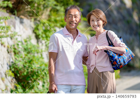 旅行を楽しむシニア夫婦 旅行を楽しむシニア夫婦 140659793