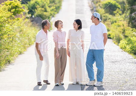 笑顔で並ぶシニア夫婦と子ども夫婦 笑顔で並ぶシニア夫婦と子ども夫婦 140659923