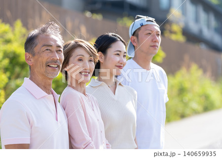 屋外で笑顔で並ぶシニア夫婦と若い夫婦 140659935