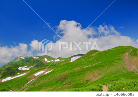 梅雨明けの晴天 青空と湧き上がる雲にそびえる鳥海山の緑の山肌と残雪風景 140660098