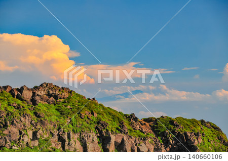 夏の夕暮れ 鳥海山・御室小屋付近から望むオレンジの夕焼け雲と月山のシルエット風景 夏の夕暮れ 鳥海山・御室小屋付近から望むオレンジの夕焼け雲と月山のシルエット風景 140660106