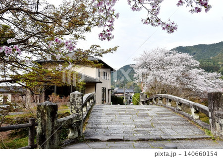 福岡県朝倉市 秋月城下町(秋月城跡)野鳥川の目鏡橋と満開桜 福岡県朝倉市 秋月城下町(秋月城跡)野鳥川の目鏡橋と満開桜 140660154