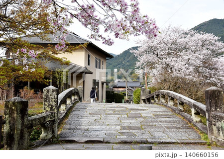 福岡県朝倉市　秋月城下町（秋月城跡）野鳥川の目鏡橋と満開桜 140660156