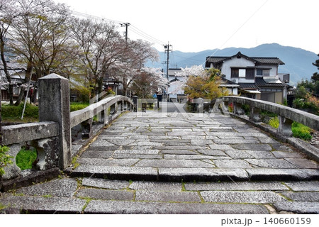 福岡県朝倉市 秋月城下町(秋月城跡)野鳥川の目鏡橋と満開桜 福岡県朝倉市 秋月城下町(秋月城跡)野鳥川の目鏡橋と満開桜 140660159