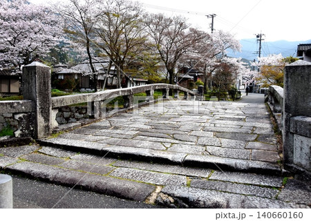 福岡県朝倉市 秋月城下町(秋月城跡)野鳥川の目鏡橋と満開桜 福岡県朝倉市 秋月城下町(秋月城跡)野鳥川の目鏡橋と満開桜 140660160
