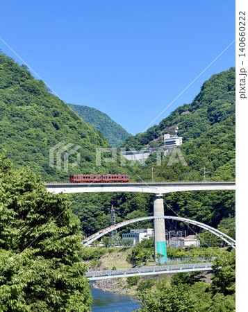 新緑の南平山と黄金橋に挟まれた、橋梁を通過するAIZUマウントエクスプレス 新緑の南平山と黄金橋に挟まれた、橋梁を通過するAIZUマウントエクスプレス 140660222